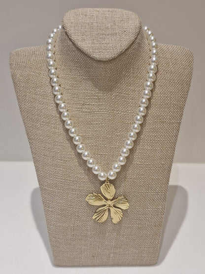 Collier perles pendentif fleur