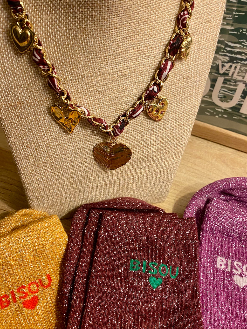 Collier léopard rouge multi cœurs dores