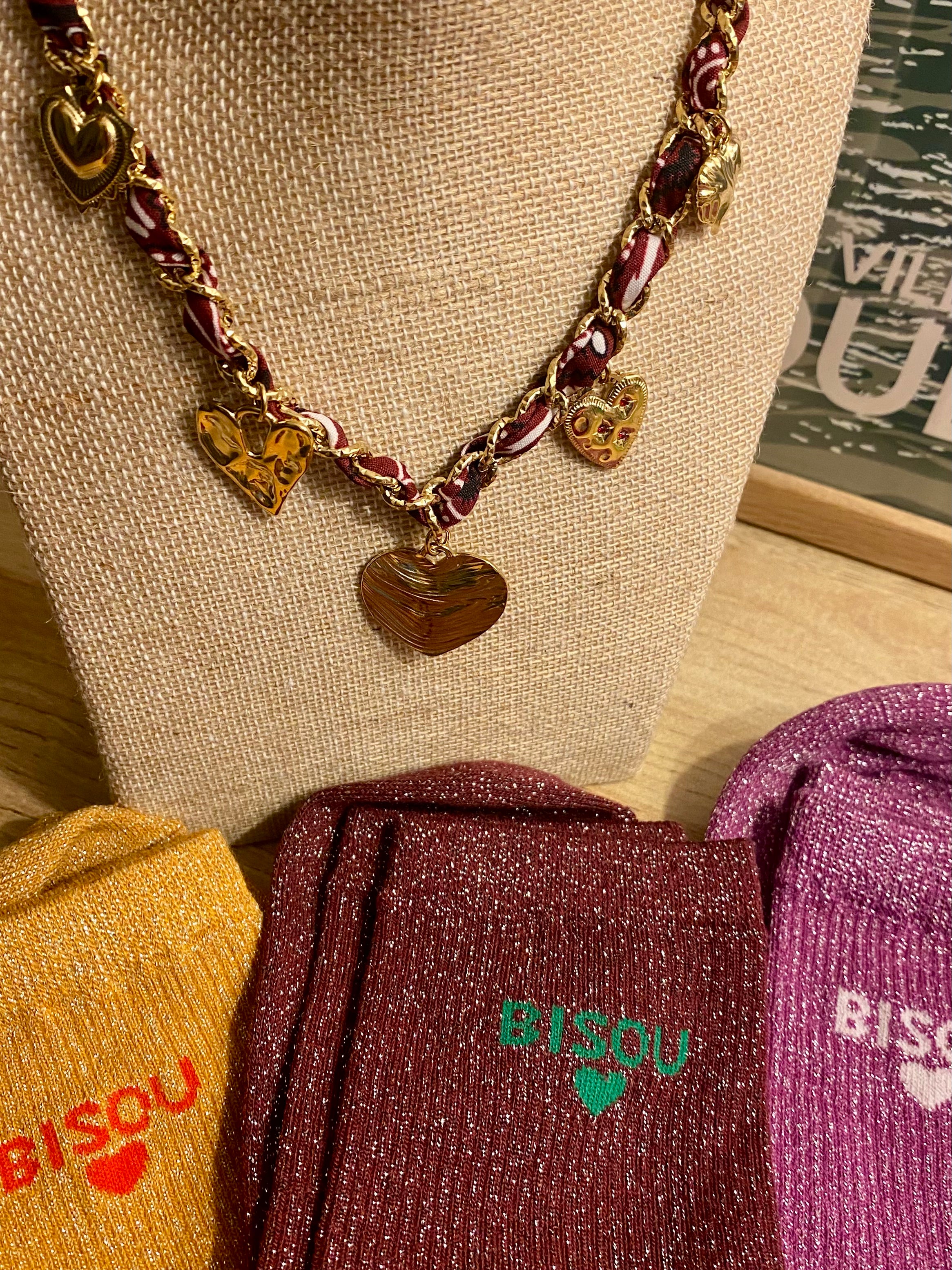 Collier léopard rouge multi cœurs dores