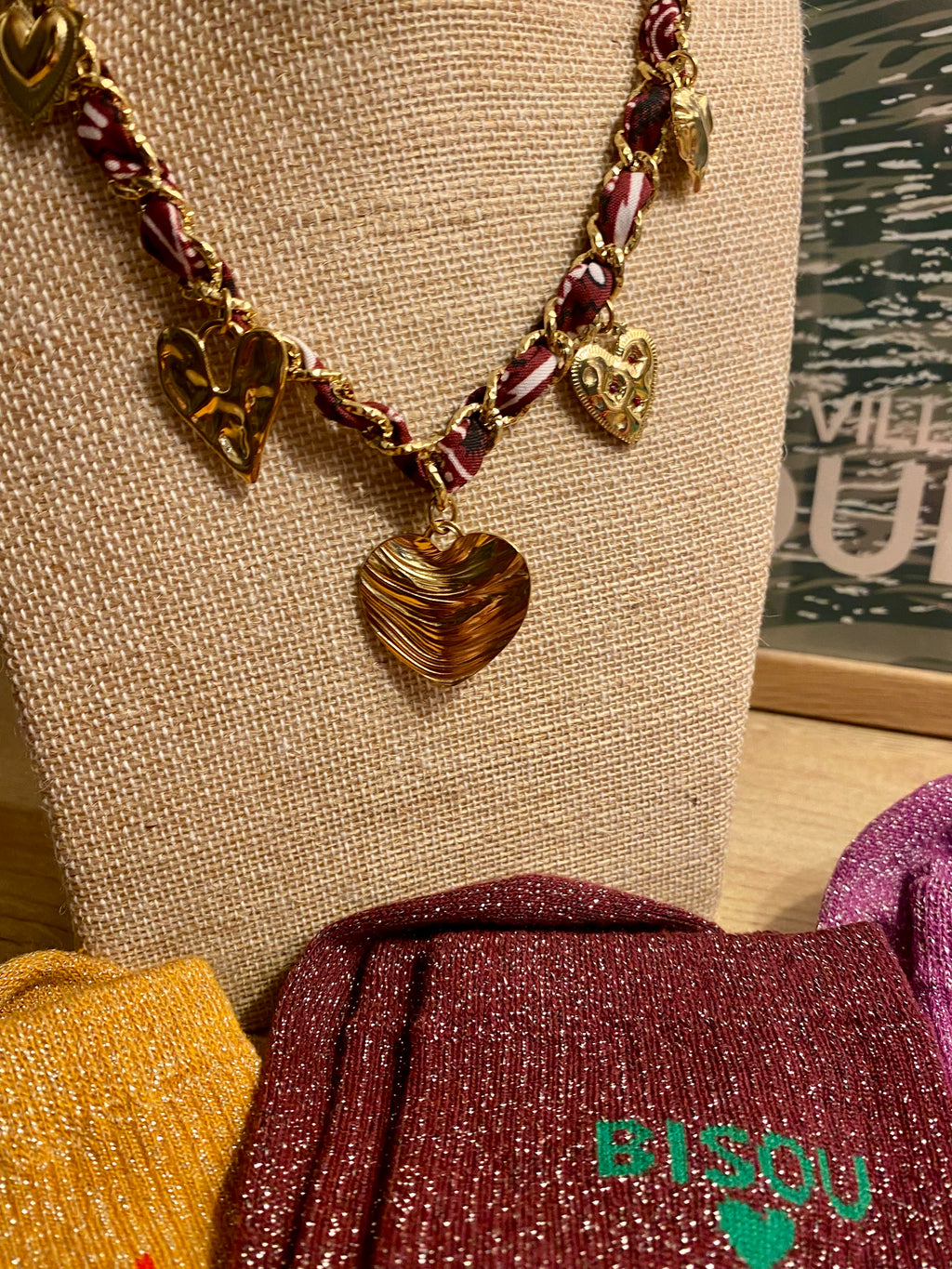 Collier léopard rouge multi cœurs dores