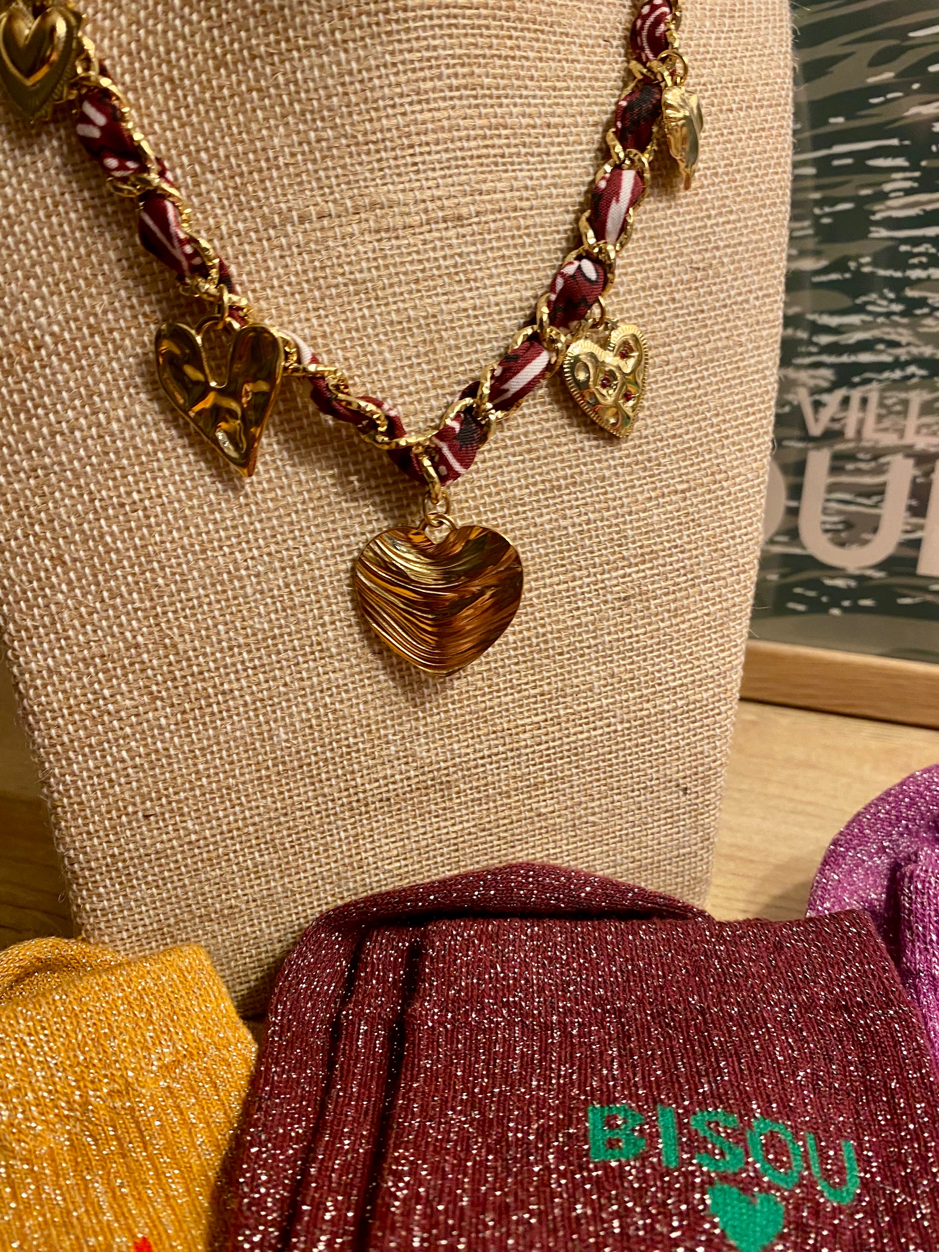 Collier léopard rouge multi cœurs dores