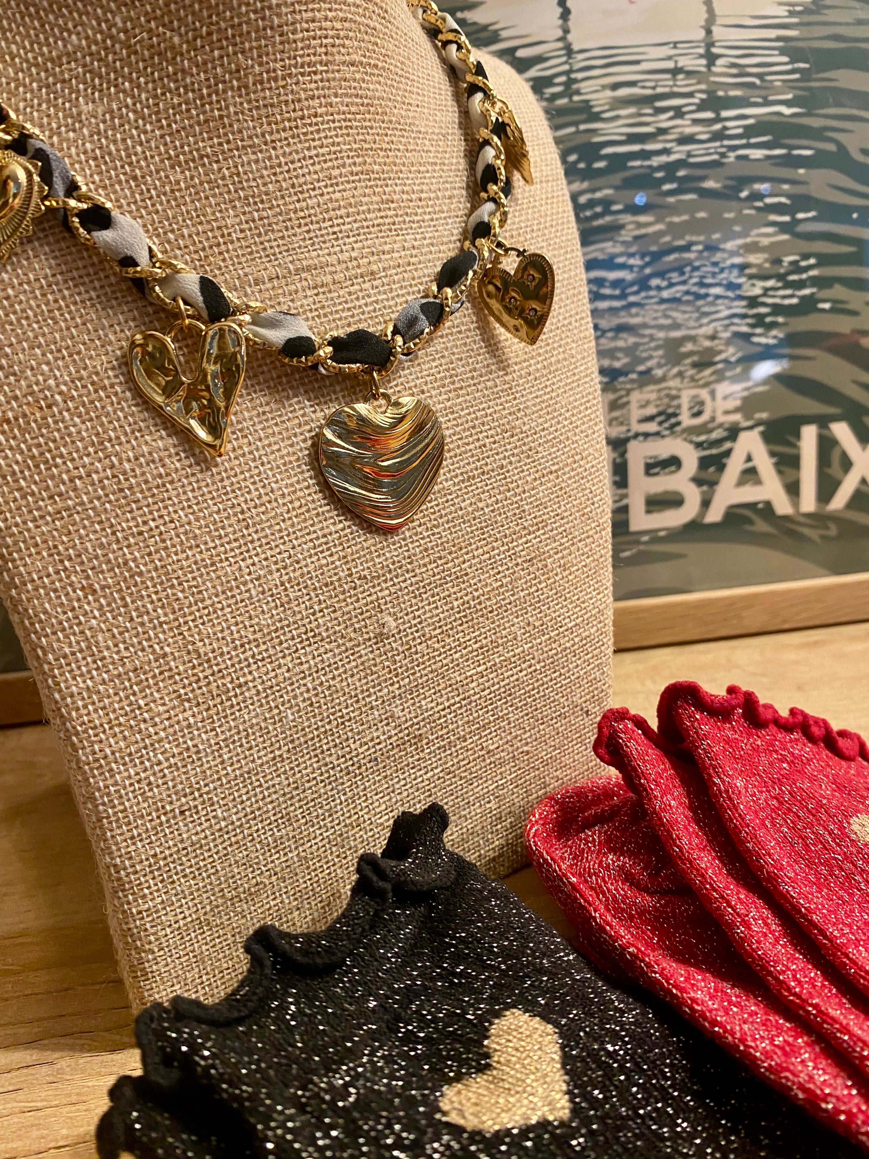 Collier léopard noir multi cœurs dores