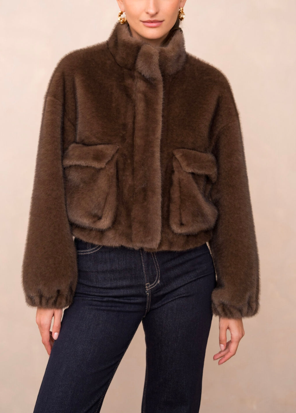 Veste courte en fausse fourrure
