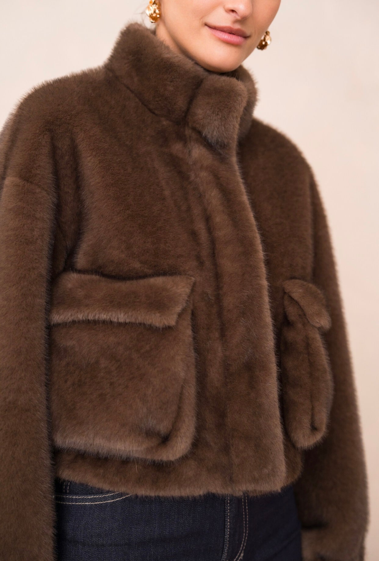 Veste courte en fausse fourrure