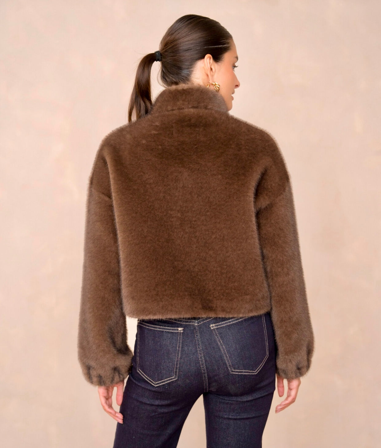 Veste courte en fausse fourrure