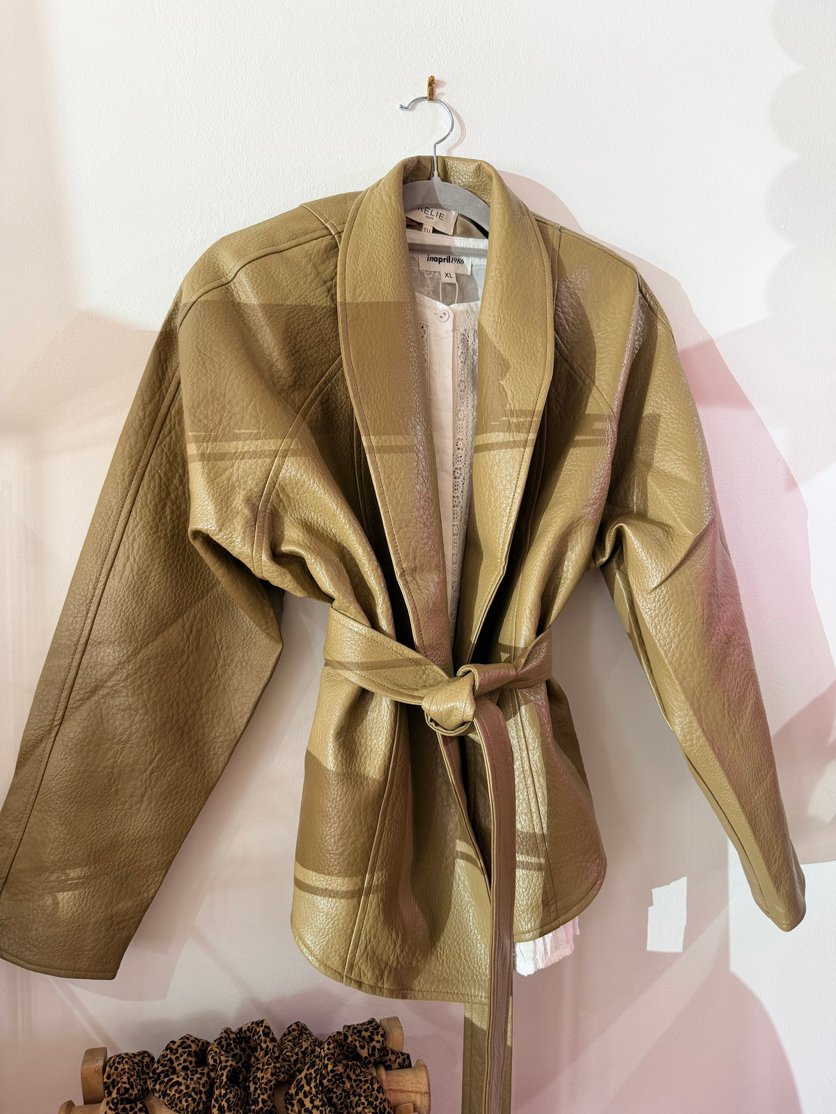Veste kimono ceinturée en simili cuir grainé