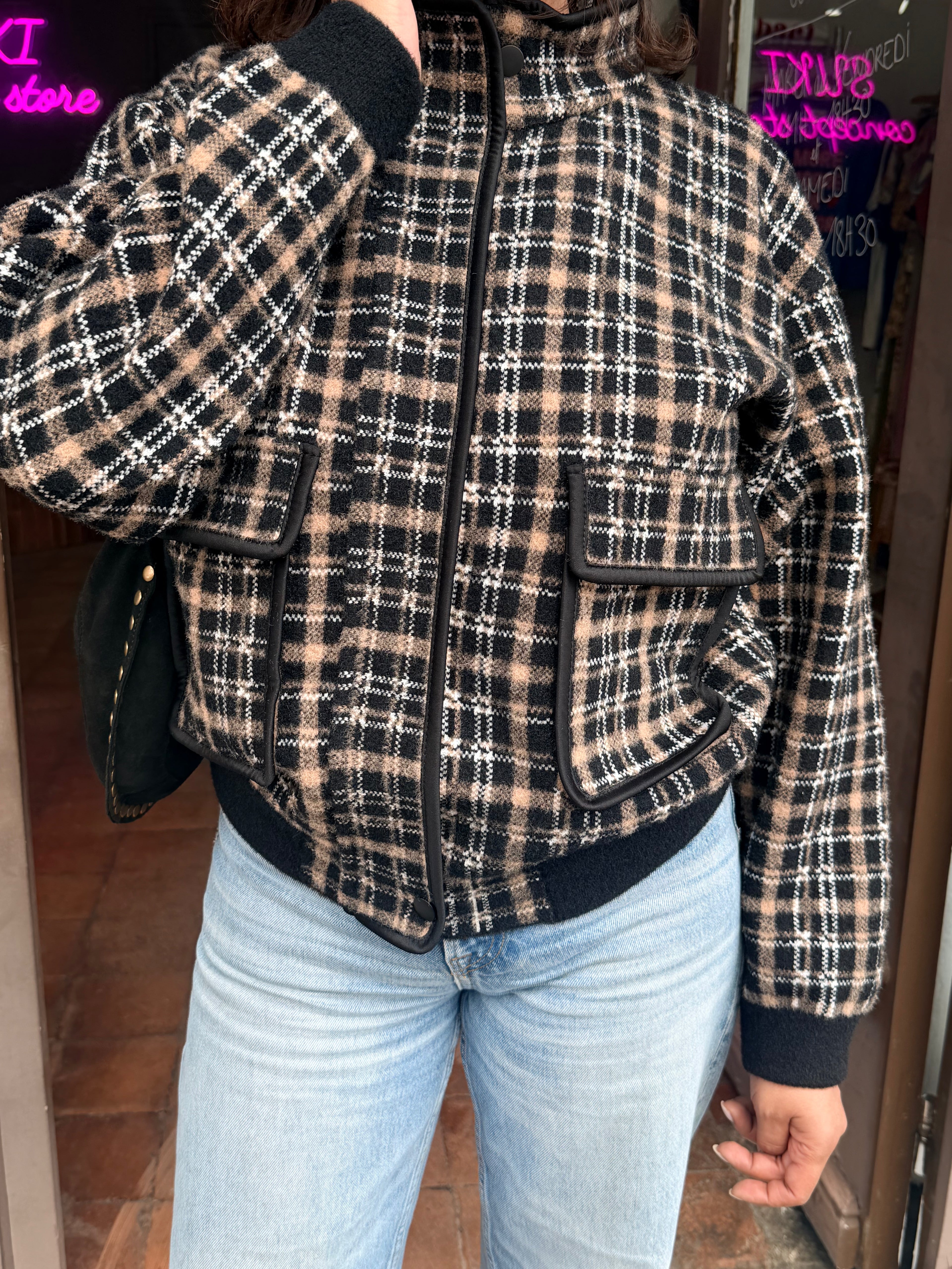 Blouson court à carreaux noir et camel