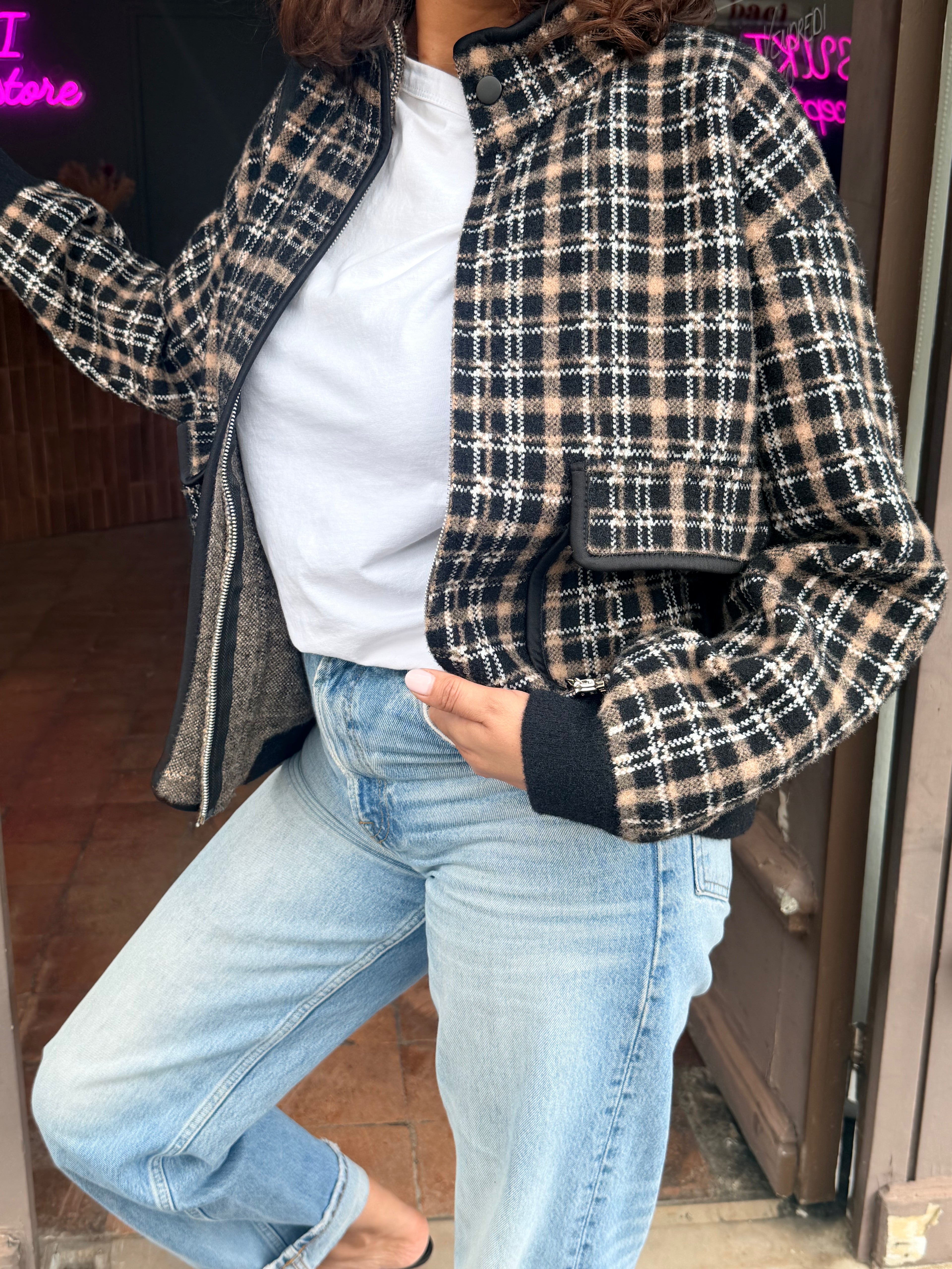 Blouson court à carreaux noir et camel