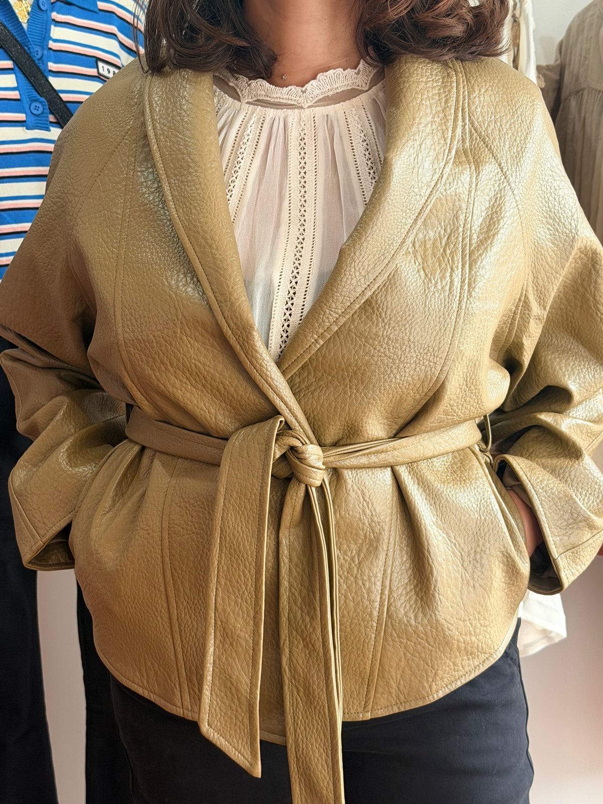 Veste kimono ceinturée en simili cuir grainé