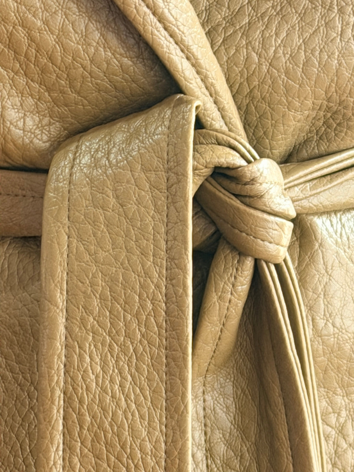 Veste kimono ceinturée en simili cuir grainé