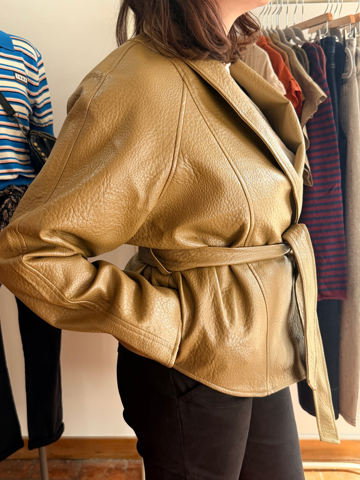 Veste kimono ceinturée en simili cuir grainé