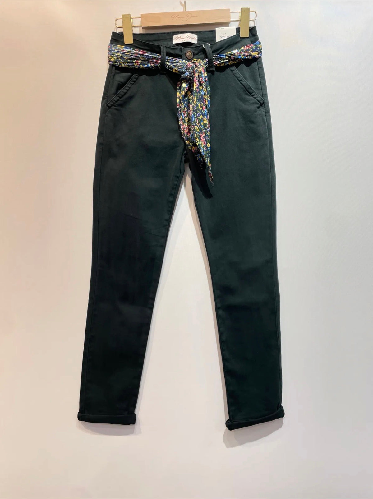 Pantalon chino droit ceinture foulard assortie