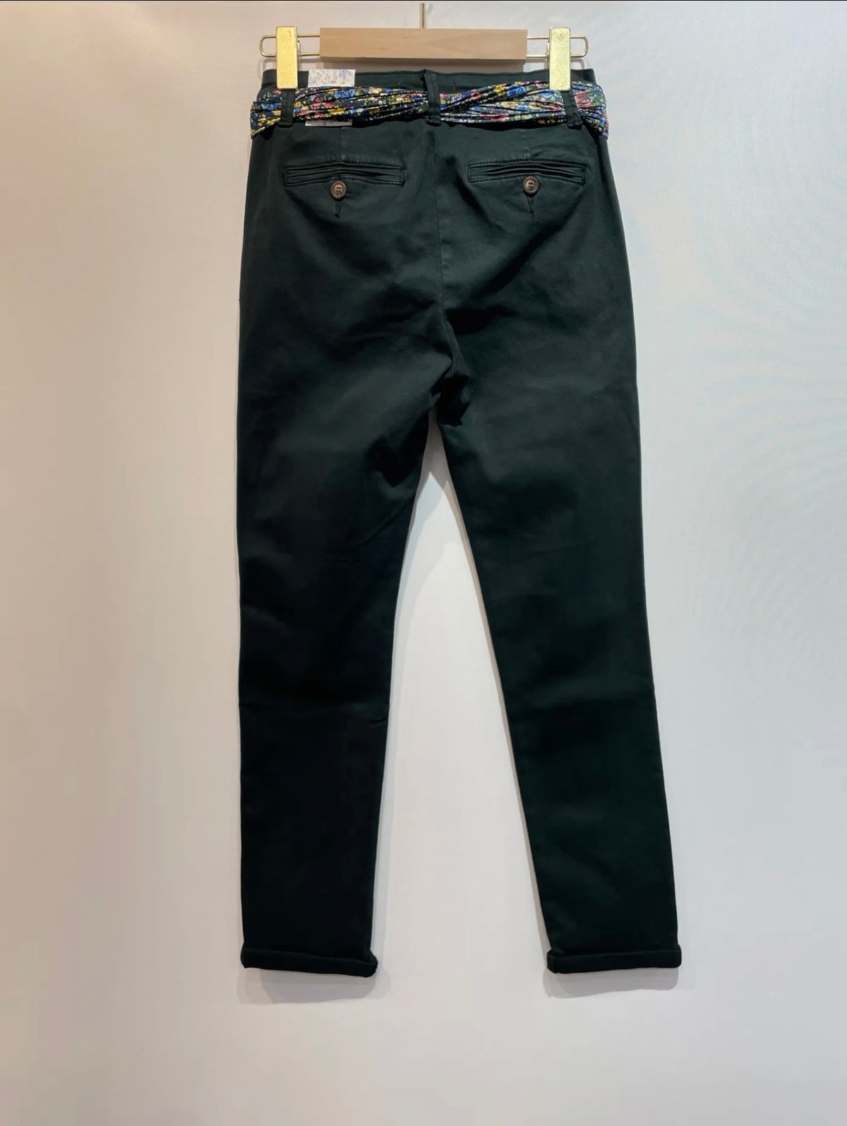 Pantalon chino droit ceinture foulard assortie