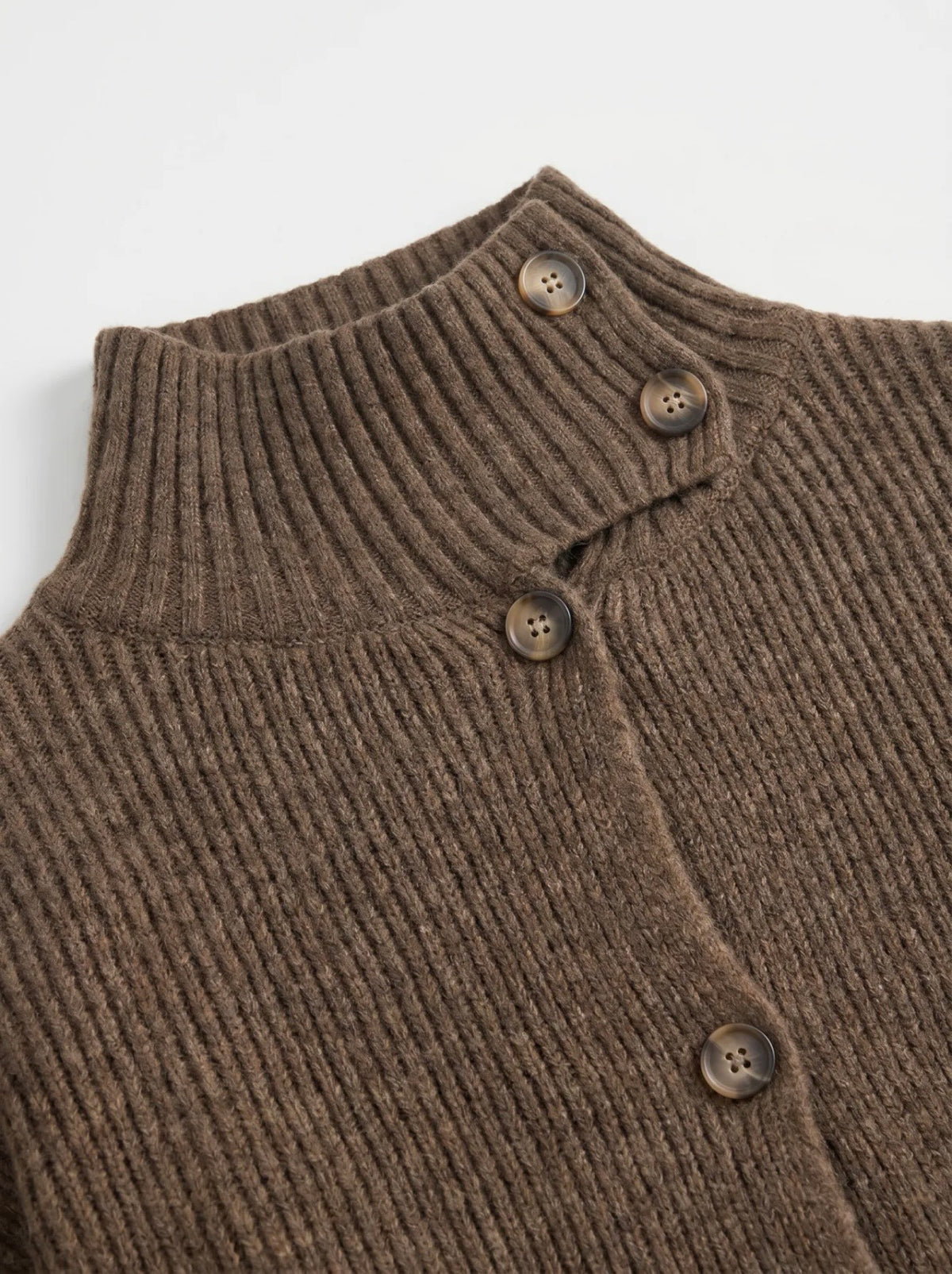 Gilet en maille côtelée à col montant boutonné