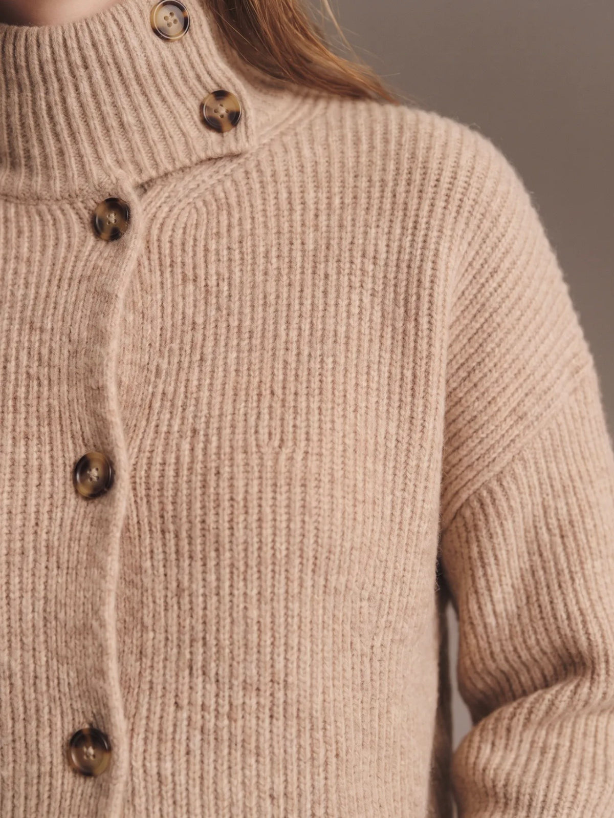 Gilet en maille côtelée à col montant boutonné