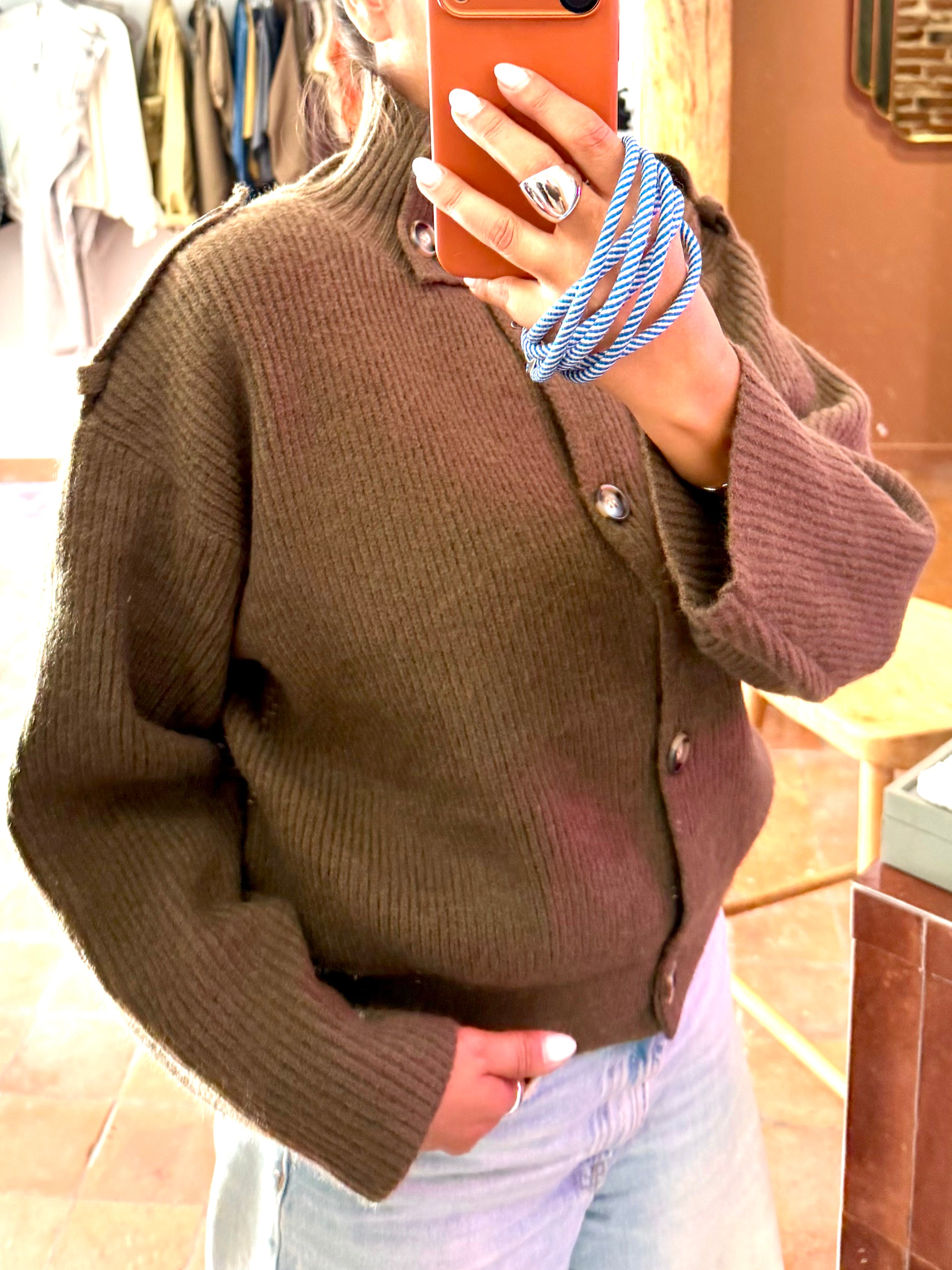 Gilet en maille côtelée à col montant boutonné