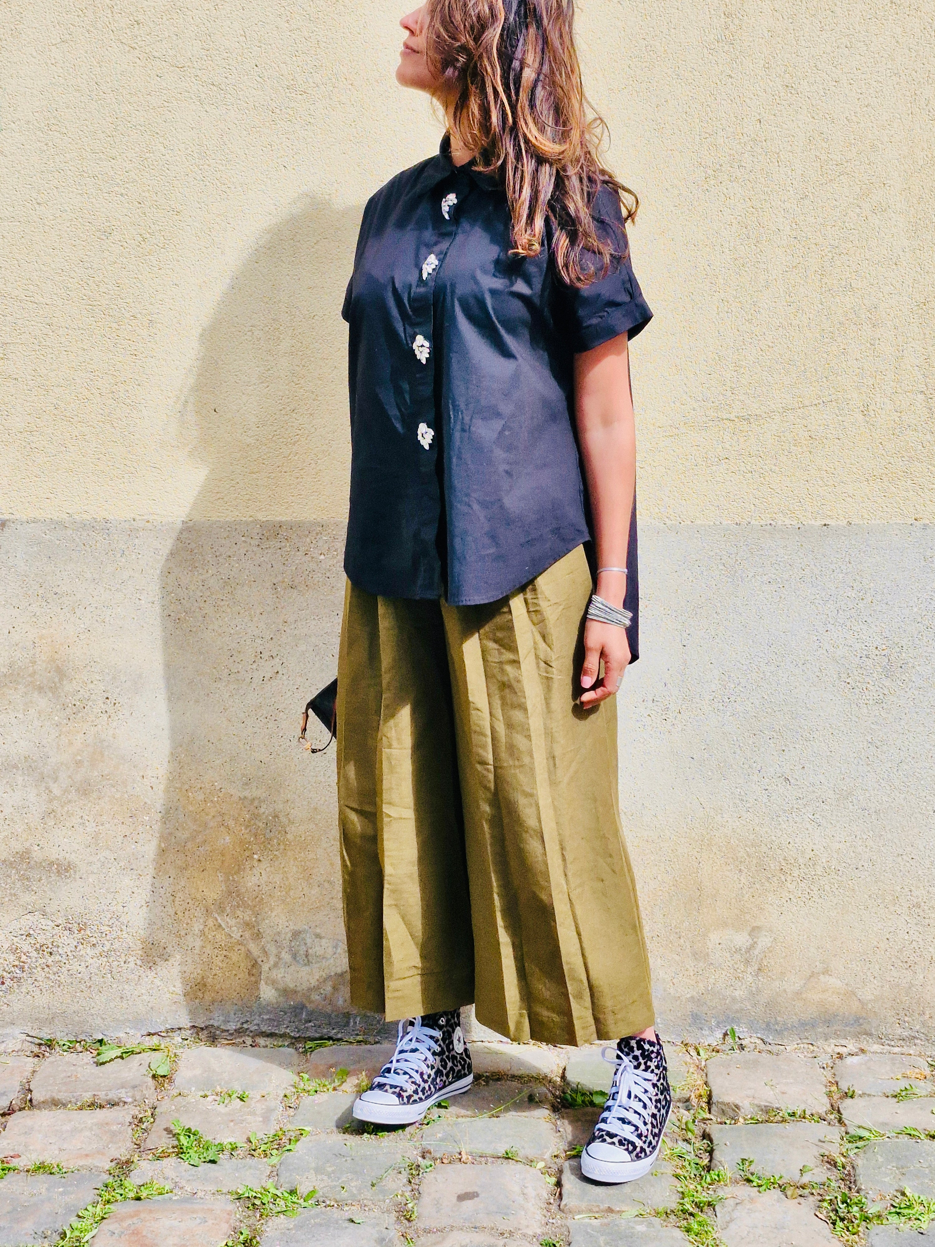Chemise noire bijoux