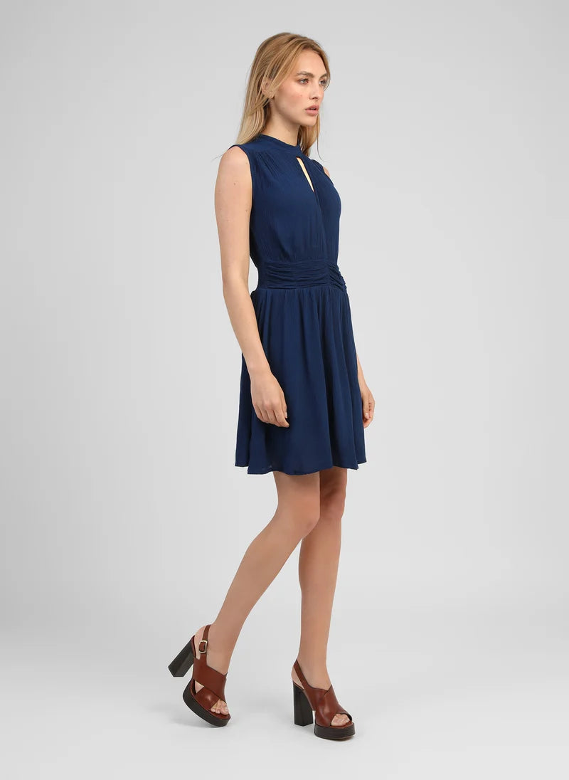 Robe courte sans manches en viscose col montant
