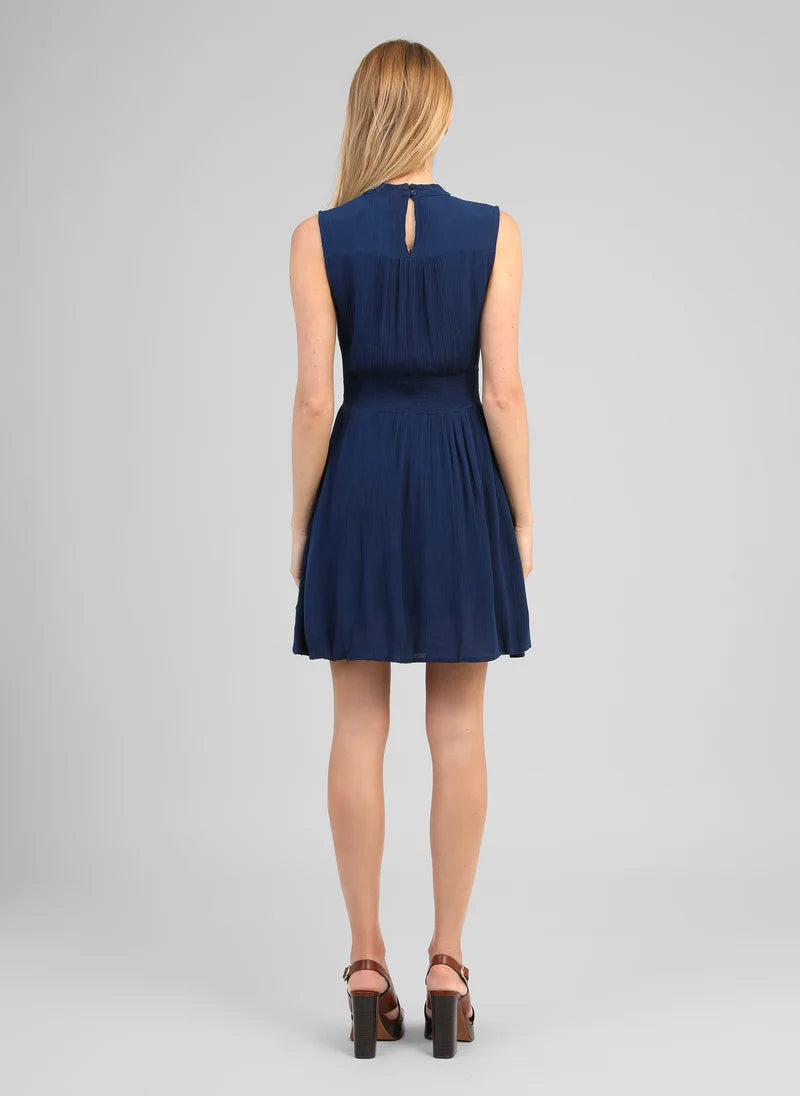 Robe courte sans manches en viscose col montant